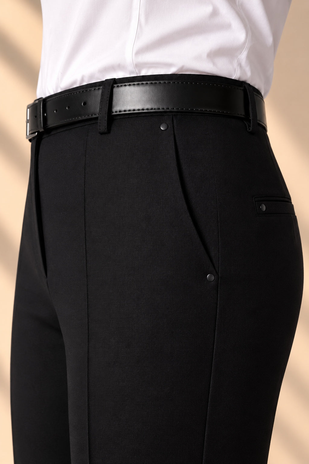 Czarne spodnie damskie MISZTA Atelier – detal wysokiego stanu, kieszeni i wykończenia